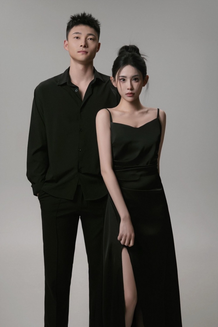  相當(dāng)般配！鄢手騏妻子曬兩人合照：鏡頭前的我們