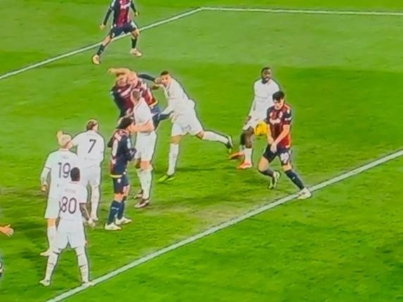  意媒：法比安手臂助攻卡斯特羅，VAR認為是合理動作所以進球有效