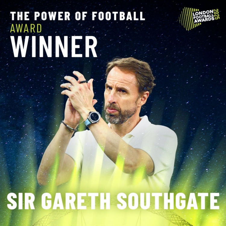  因在球場內(nèi)外影響力，索斯蓋特獲得倫敦足球獎(jiǎng)?lì)C發(fā)的足球力量獎(jiǎng)