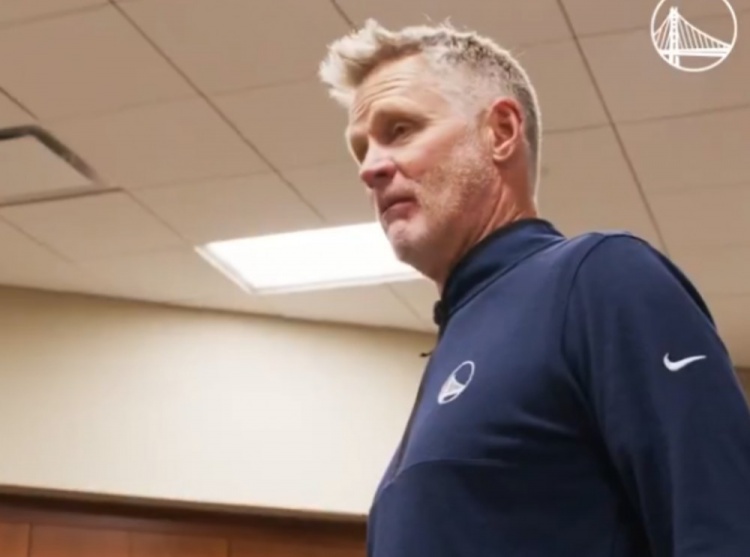  科爾賽后更衣室表揚(yáng)球員：庫里哇哦！干得漂亮！波斯特在哪？