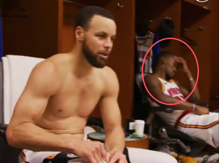  僅7中1！賽后全隊(duì)加油鼓勁時 巴特勒疑似在一旁扶額反省