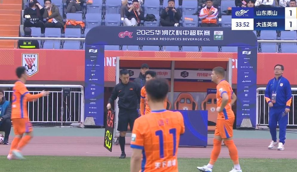  多打一人加強進攻！泰山第34分鐘換人，謝文能換下彭欣力