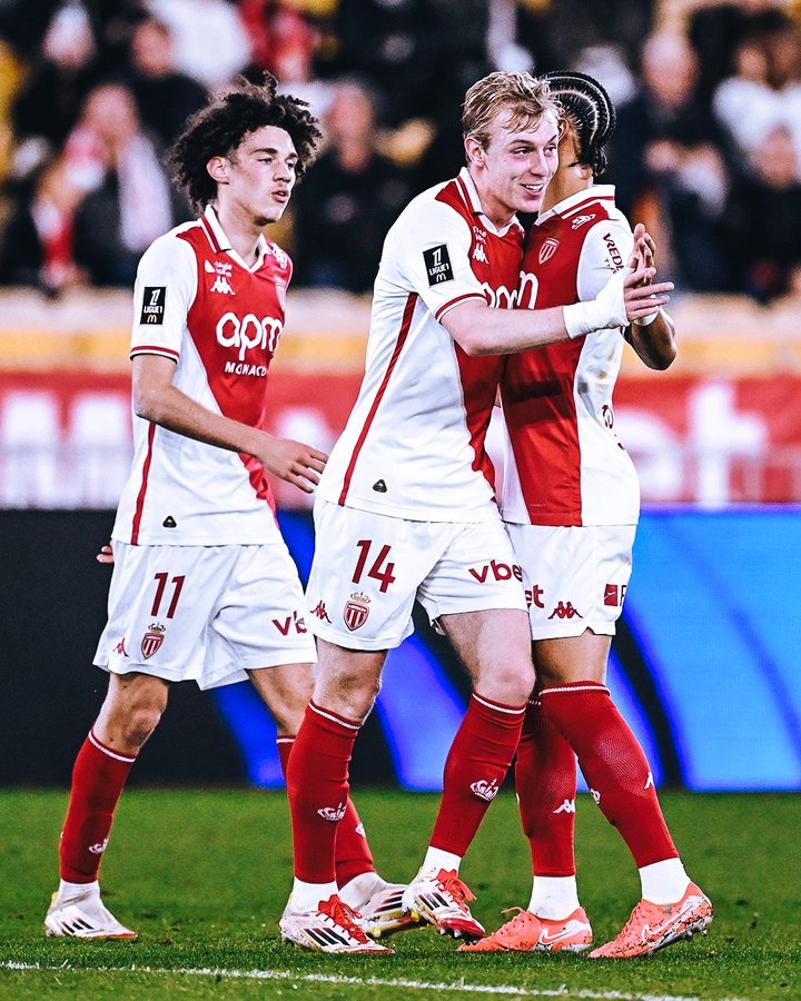  連續(xù)3個(gè)主場(chǎng)戴帽！摩納哥新援比雷斯頭7場(chǎng)法甲10球，破伊布紀(jì)錄