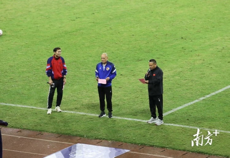  王惠良、池明華、謝育新三位名宿現(xiàn)身球場(chǎng)，為梅州客家加油助威