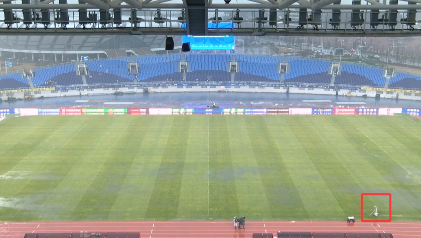  雨勢太大！西海岸主場工作人員在場邊剛畫完線，線又被雨沖模糊了