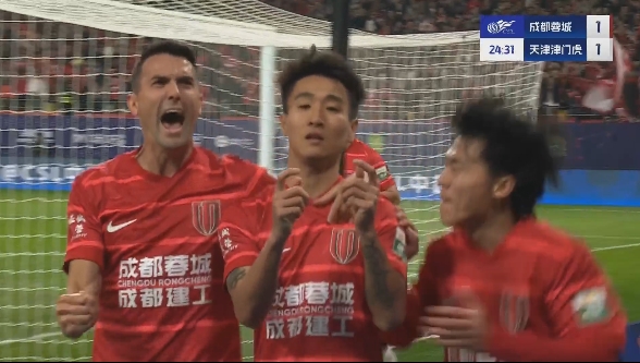  國腳連線！韋世豪高難度頭球吊射破門，胡荷韜送助攻蓉城1-1扳平