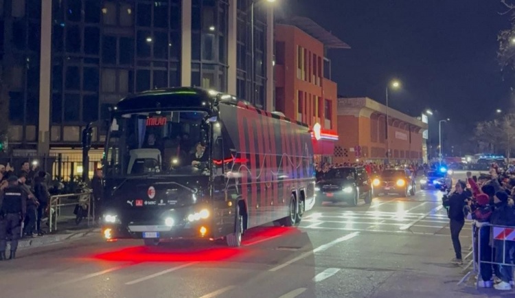  宣泄不滿！AC米蘭大巴抵達(dá)圣西羅時(shí)遭球迷噓聲 球迷延遲入場(chǎng)抗議