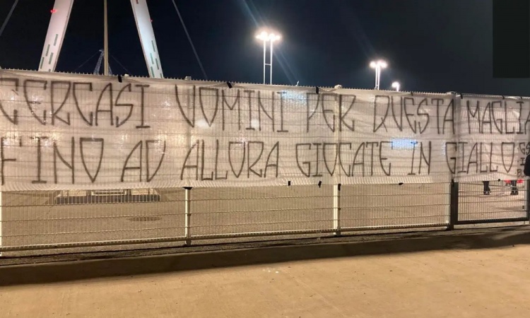  意媒：尤文部分球迷拉橫幅抗議，表達(dá)對(duì)球隊(duì)和管理層的不滿(mǎn)