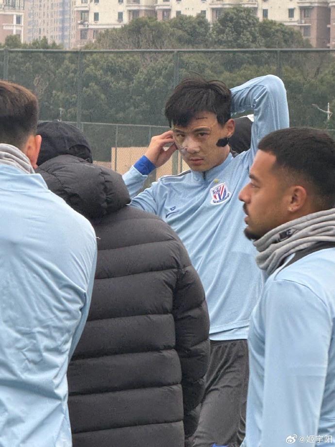  媒體人：申花后衛(wèi)蔣圣龍鼻梁骨裂，明天將戴著面具登場(chǎng)