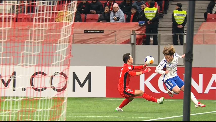  裁判沒看到！明天用手將球推出底線，橫濱要任意球&裁判給了角球