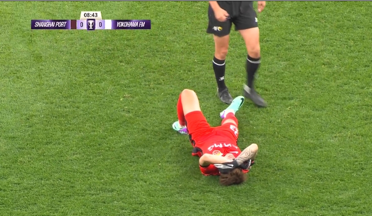  開場9分鐘傷退！傅歡回傳后倒地，無法堅持被換下場