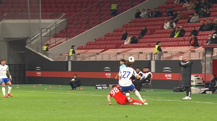  動作有點(diǎn)大！維塔爾側(cè)面飛鏟犯規(guī)，開場14分鐘染黃！