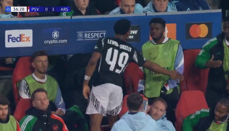  30分鐘3球領先！身背黃牌的斯凱利被卡拉菲奧里換下