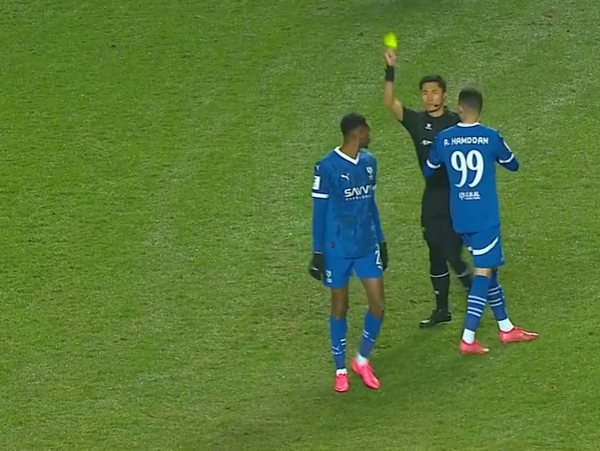  怒出黃牌拉都拉不?。●R寧疑似遭新月球員嘲諷，其補(bǔ)時(shí)判罰引爭(zhēng)議