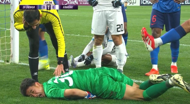  奮不顧身！鮑亞雄出擊救球被對方前鋒蹬到腹部，表情非常痛苦