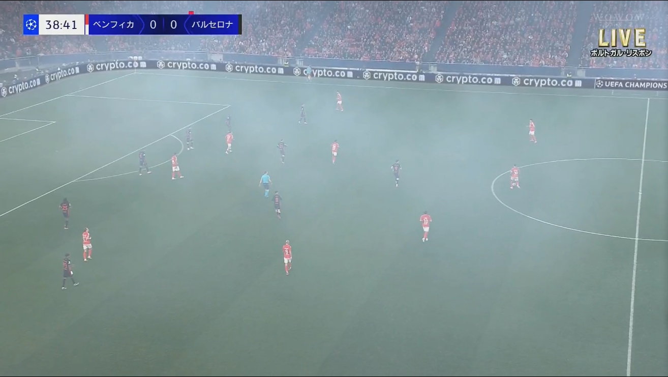  本菲卡球迷燃放煙花，現(xiàn)場煙霧繚繞