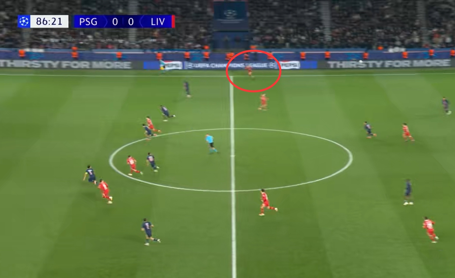  太賊了！埃利奧特走回己方半場并起跑，在門德斯盲區(qū)飛速插上絕殺