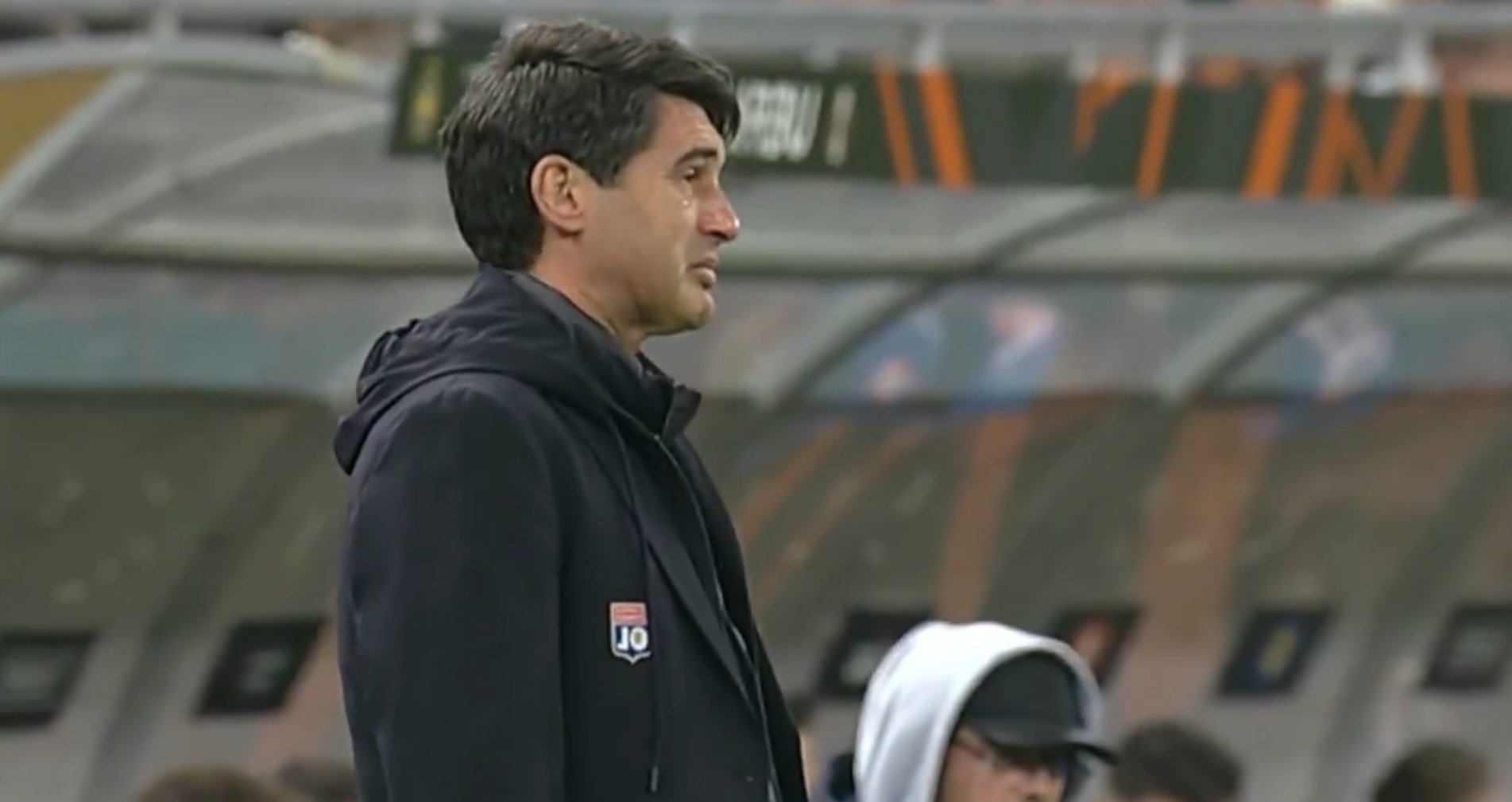  禁賽9個(gè)月！里昂進(jìn)球后豐塞卡被眾將擁抱，忍不住當(dāng)場(chǎng)哭了