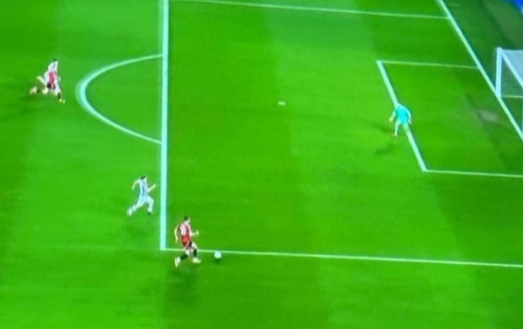  絕佳機會未傳球！霍伊倫比賽中向達洛特表達不滿，對方擊掌致歉