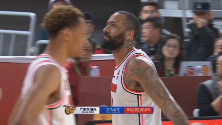  得分手被奪權(quán)！吉倫沃特不滿判罰怒噴 接連被兩個(gè)裁判吹T驅(qū)逐