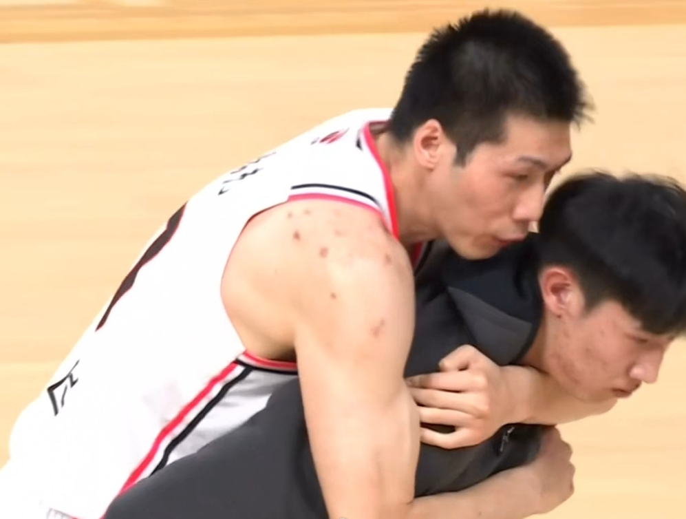  違體犯規(guī)！山西外援古德溫追防任駿飛 在空中左手將后者摟倒在地