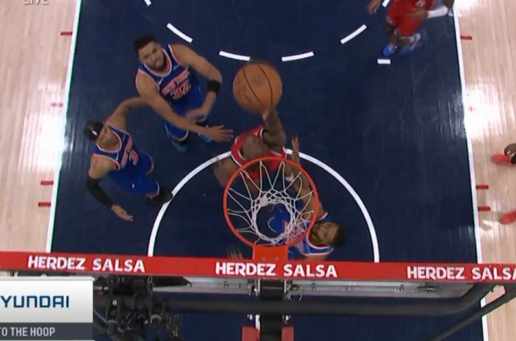  回頭望月！小卡猶豫步突破 籃下面對圍剿背對籃筐拋進