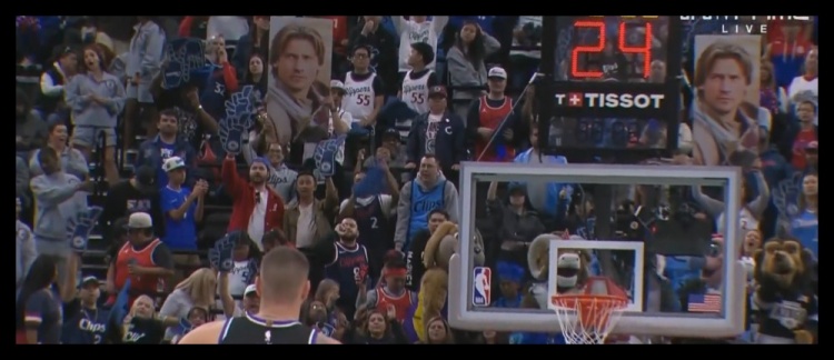  很有創(chuàng)意！快船球迷高舉弒君者詹姆-蘭尼斯特照片干擾國(guó)王罰球