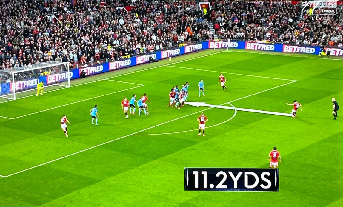  人墻失誤？轉(zhuǎn)播顯示B費(fèi)任意球距槍手人墻11.2碼，規(guī)則僅要求10碼