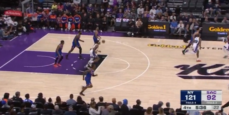  鳴金收兵！比賽還剩5分多鐘尼克斯領(lǐng)先29分 錫伯杜換下主力