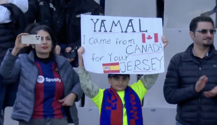  遠(yuǎn)渡重洋！現(xiàn)場小球迷手舉橫幅：我來自加拿大，想要亞馬爾的球衣