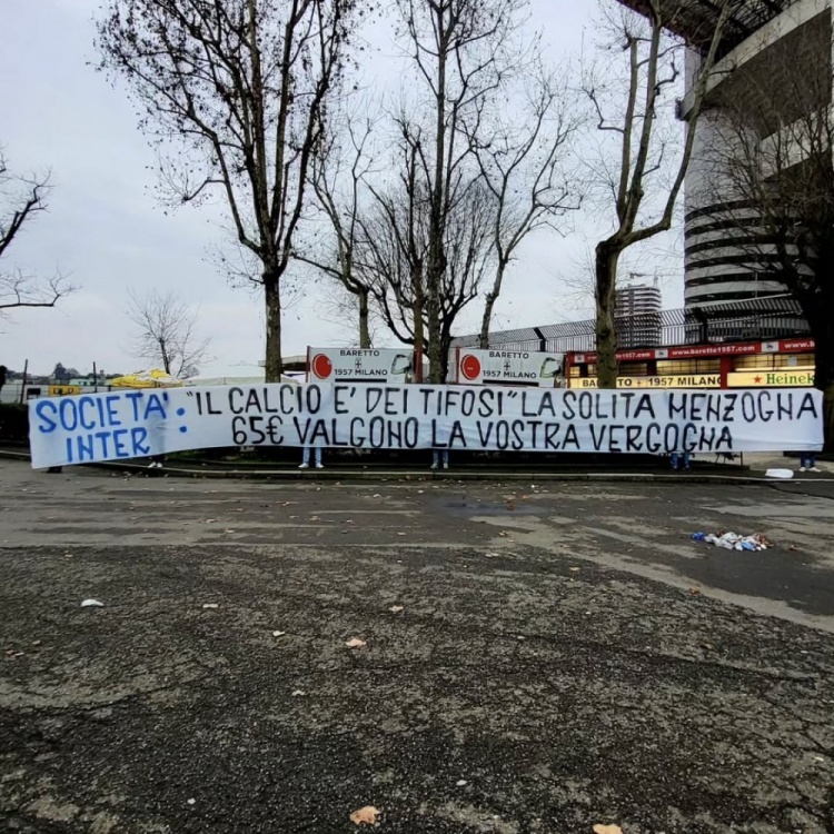  票價上漲&現(xiàn)場球迷顯著減少，國米死忠拉橫幅：65歐票價太可恥！