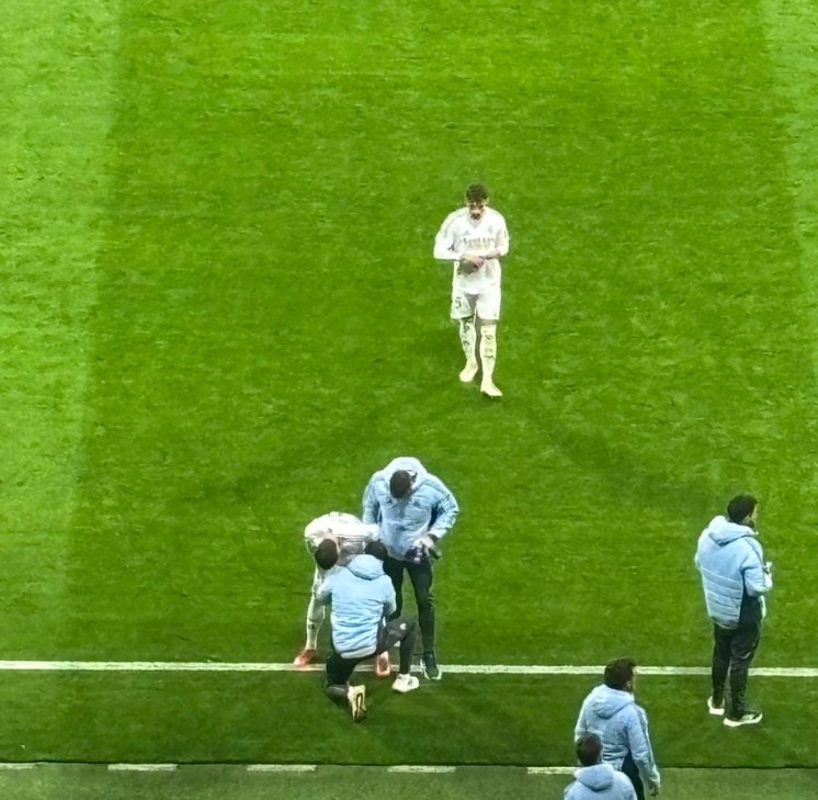  希望無(wú)礙，在維尼修斯踢點(diǎn)球的間隙，巴爾韋德在場(chǎng)邊接受治療