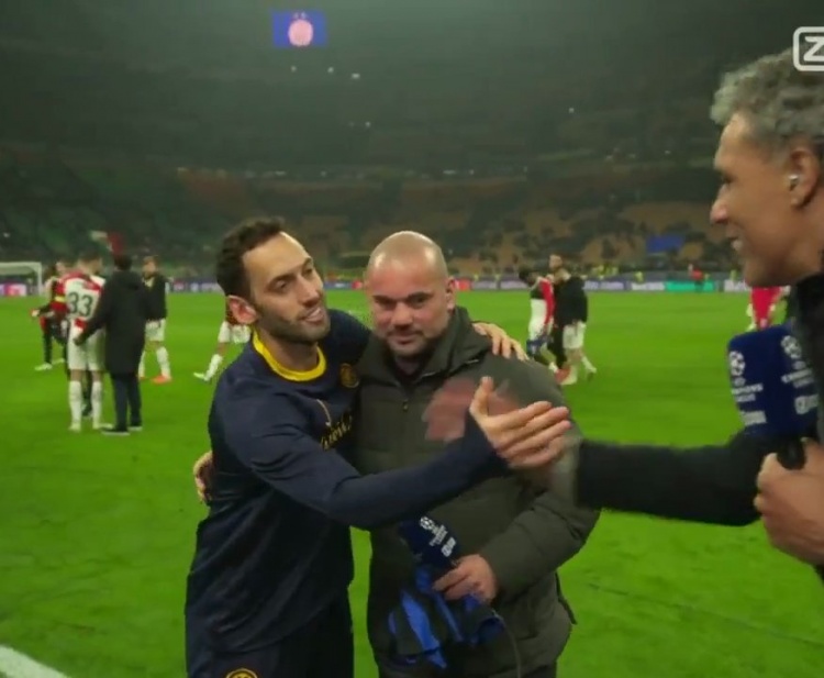  恰爾汗奧盧闖入斯內德的直播，與他擁抱并向他贈送了一件國米球衣