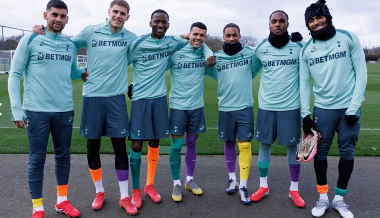  ??熱刺男女足一線隊球員穿不同顏色球襪，支持唐氏綜合癥患者