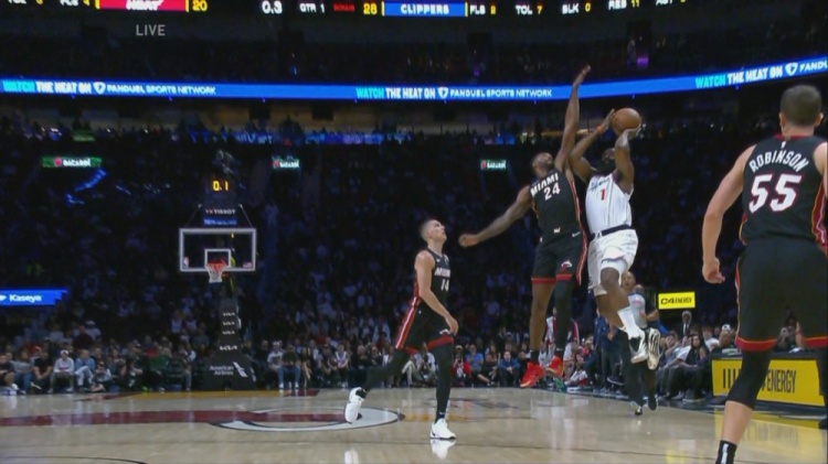  爭分奪秒！哈登后場推進漂移三分被壓哨犯規(guī)！3罰2中！