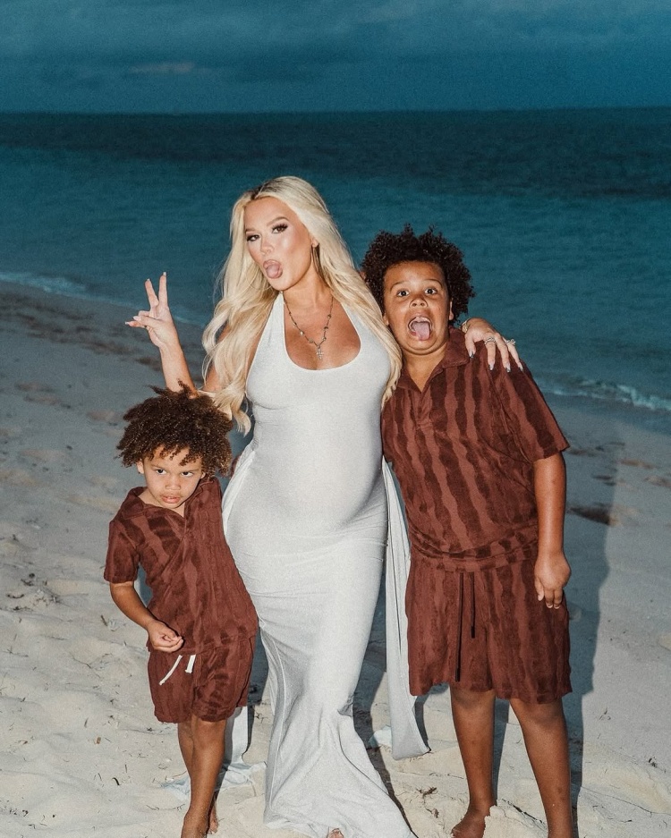  特克斯和凱科斯群島！蘭德爾妻子曬和兩個兒子的旅行照