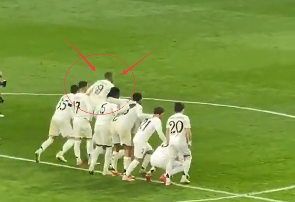  姆總搶跑！呂迪格點(diǎn)球罰中，姆巴佩按捺不住先大家一步?jīng)_出去慶祝