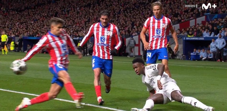  這下是點(diǎn)球嗎？前裁判談小西蒙尼手球：自然位置，不足以構(gòu)成犯規(guī)