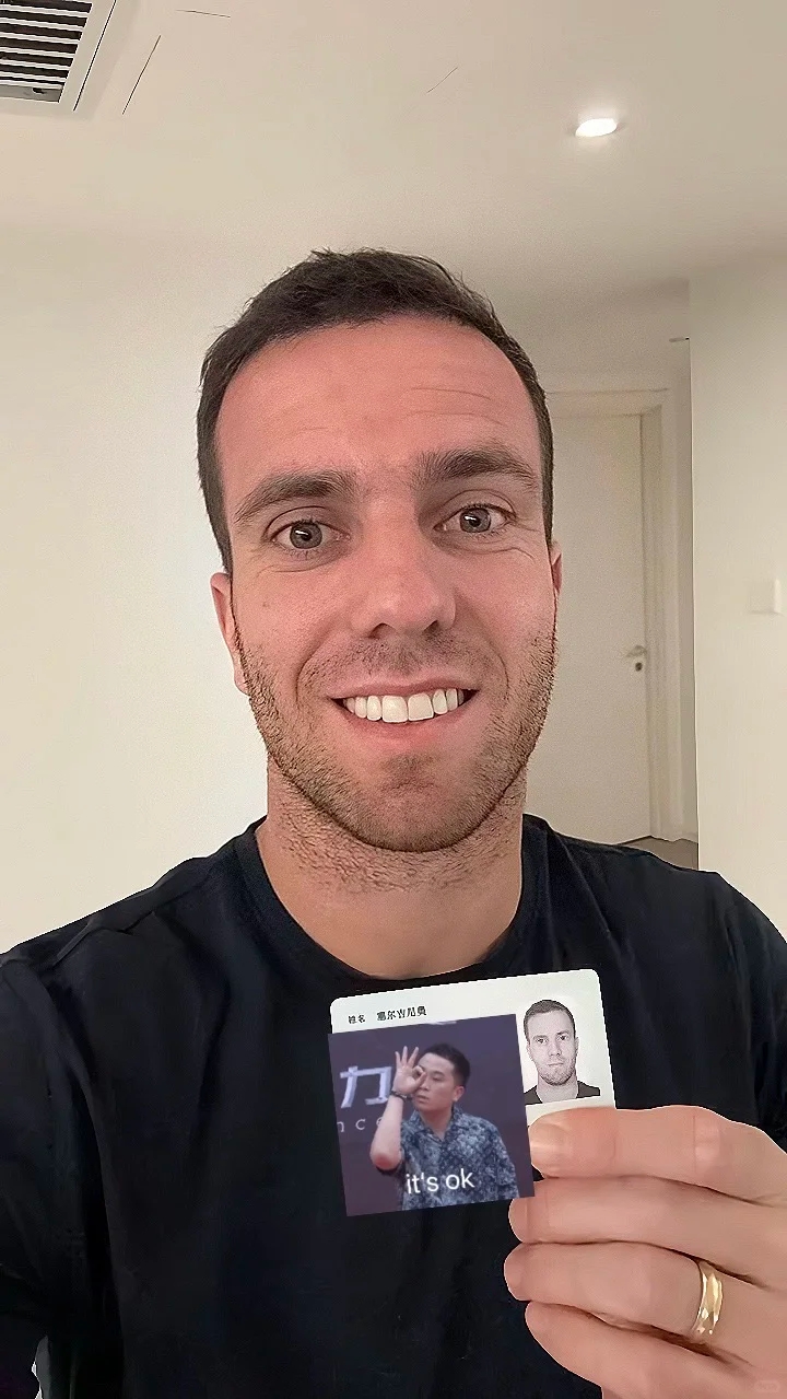  東體：塞爾吉尼奧中文名是相關(guān)部門和他溝通，尊重本人意見的結(jié)果