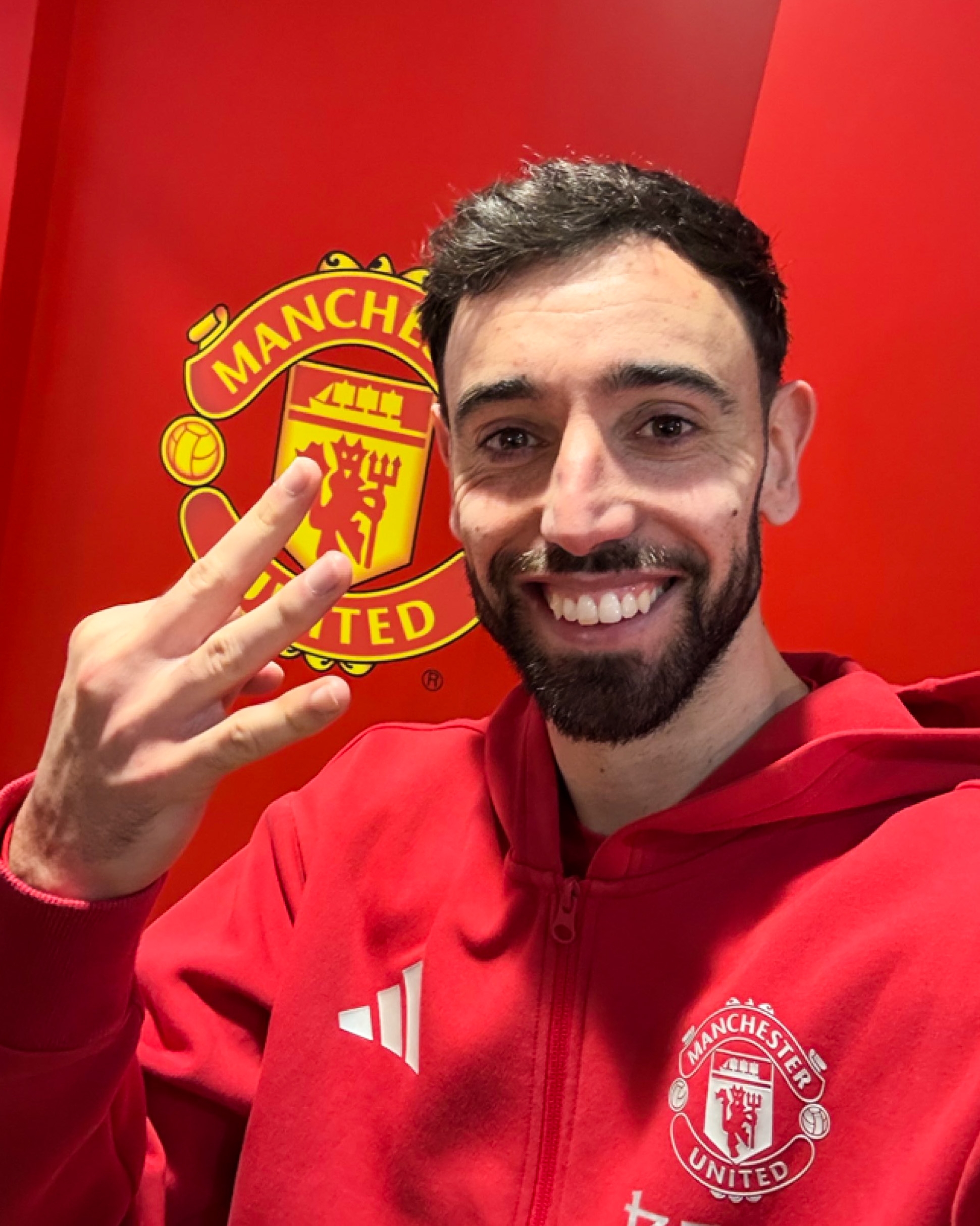  帶隊(duì)晉級(jí)！歐聯(lián)杯官推賽后曬B費(fèi)自拍照，伸出3根手指象征戴帽