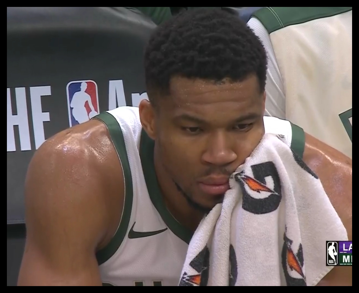  在想什么呢？雄鹿大比分領(lǐng)先湖人 字母哥在替補(bǔ)席若有所思~