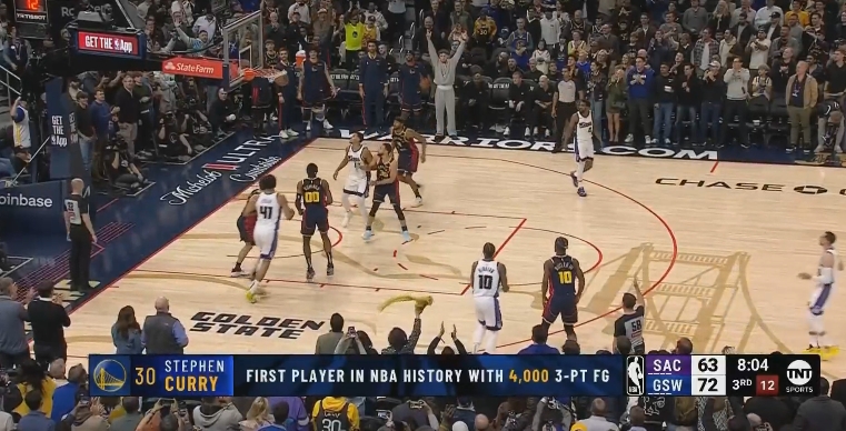  好隊友！庫里4000記三分 波杰姆張開雙臂與TJD等人久久不肯坐下~