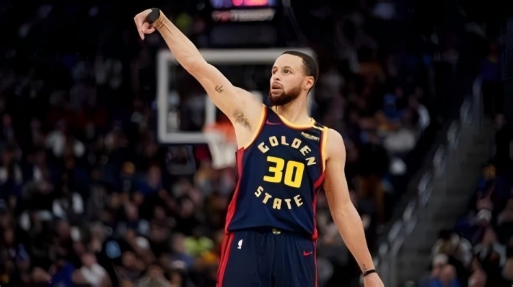  庫里，37歲，4000三分記錄之夜·雄鹿巨陣壓湖人