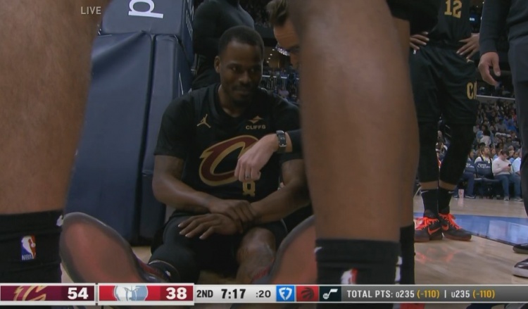  1級(jí)惡意犯規(guī)！JJJ空中推翻J-格林 后者落地頭還砸到了籃架上