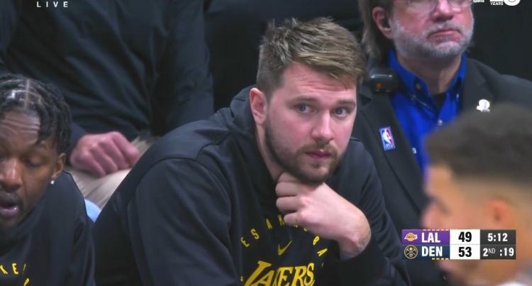  愛莫能助??！東契奇本場(chǎng)缺陣 坐在場(chǎng)邊觀戰(zhàn)