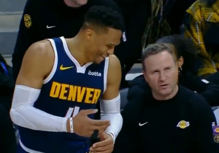  很輕松??！威少在場(chǎng)邊和恩師斯科特-布魯克斯聊上幾句