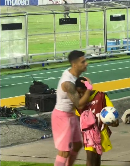  暖男！蘇亞雷斯賽后將球衣送給牙買加小球迷，并擁抱致意