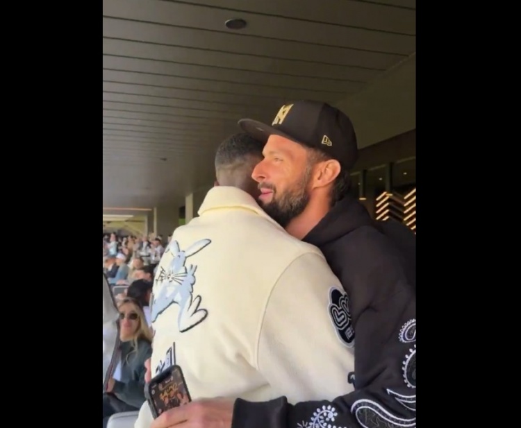  真要去美職聯(lián)？博格巴現(xiàn)身觀戰(zhàn)洛杉磯FC比賽，和前隊(duì)友吉魯寒暄