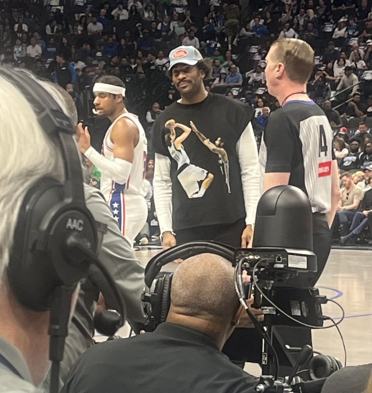  致敬司機(jī)！莊神今天穿著一件印著諾維茨基金雞獨(dú)立圖案的T恤