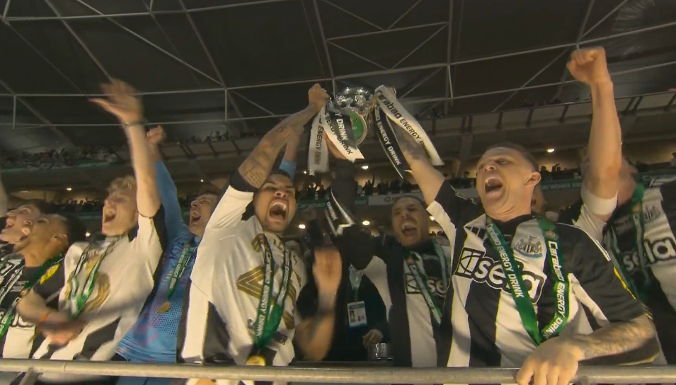  捧杯時(shí)刻！特里皮爾、吉馬良斯捧起聯(lián)賽杯冠軍獎(jiǎng)杯